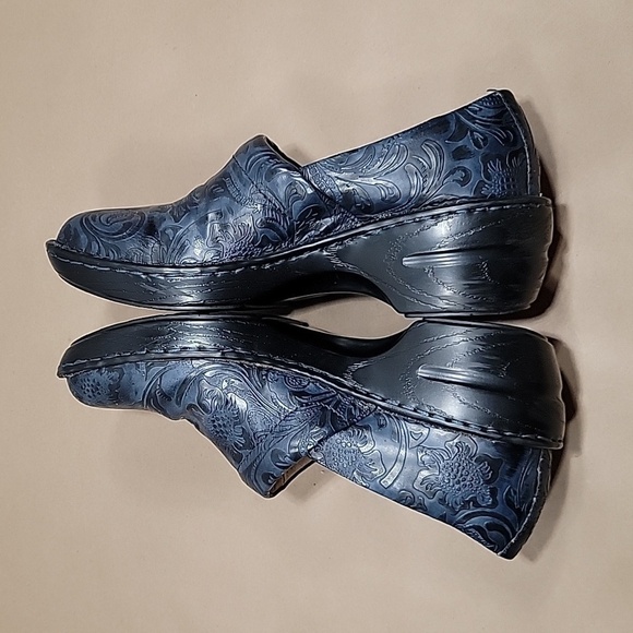 Bass, 8.5 Med. "Sheena" Clogs, Navy Blue Embossed / Tooled Paisley Design, NWOT! - Picture 6 of 8